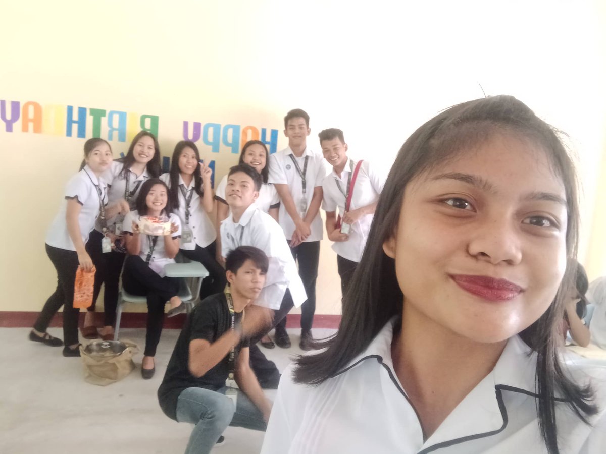 mamamooow's tweet image. Flex ko lang squad ko sa room. #TeamDrawing #MathMajors💕😂