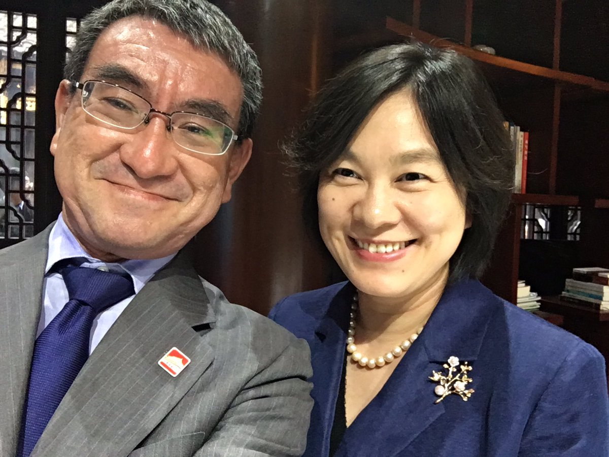 Toby 多俾亚no Twitter 日本外相河野太郎的自拍照 这个女的 笑容可掬 看着面熟 难道是她 但是很难相信 她能有这种阳光友善的笑脸 T Co Hd12cpeu2q Twitter