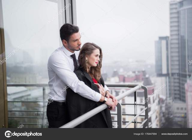 buzz_mania_Off's tweet photo. Alpes-Maritimes: en plein ébat sexuel, un couple chute d’un balcon!, plus d'infos : https://t.co/oIZxeBFCF2 https://t.co/cQZRD76YN8
