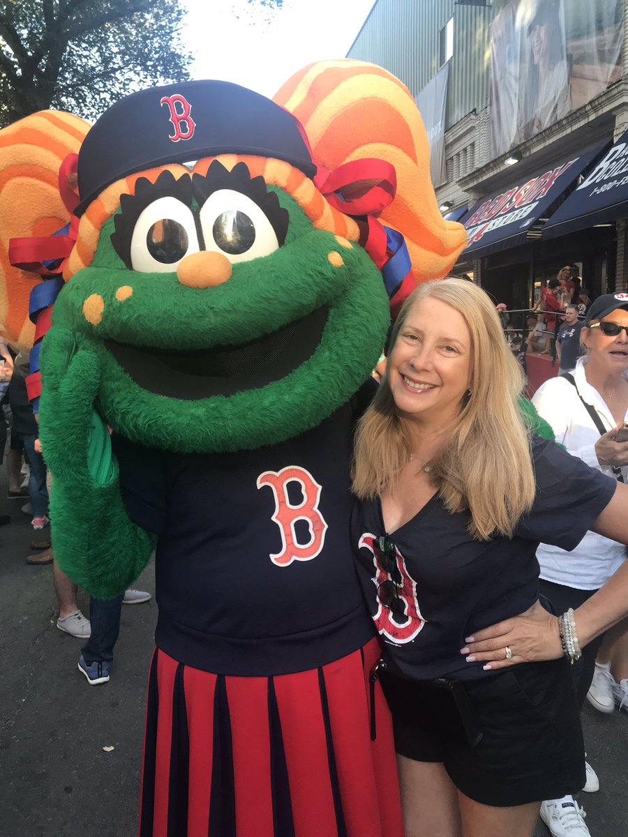 trendymommies's tweet photo. @RedSox game tonight @fenwaypark and ran into @TessieTGM #redsoxparents #kidnation  #callingAllKids #hosted https://t.co/Ueve01LqdP