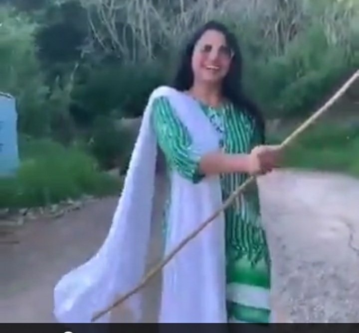sunilkapoor8's tweet photo. @iVeenaKhan who cleaned #toilet in #Bigboss nd later washed #AsmitPatel's #Chaddis nd who gave her Big #Baans👇 https://t.co/30HciqSeai