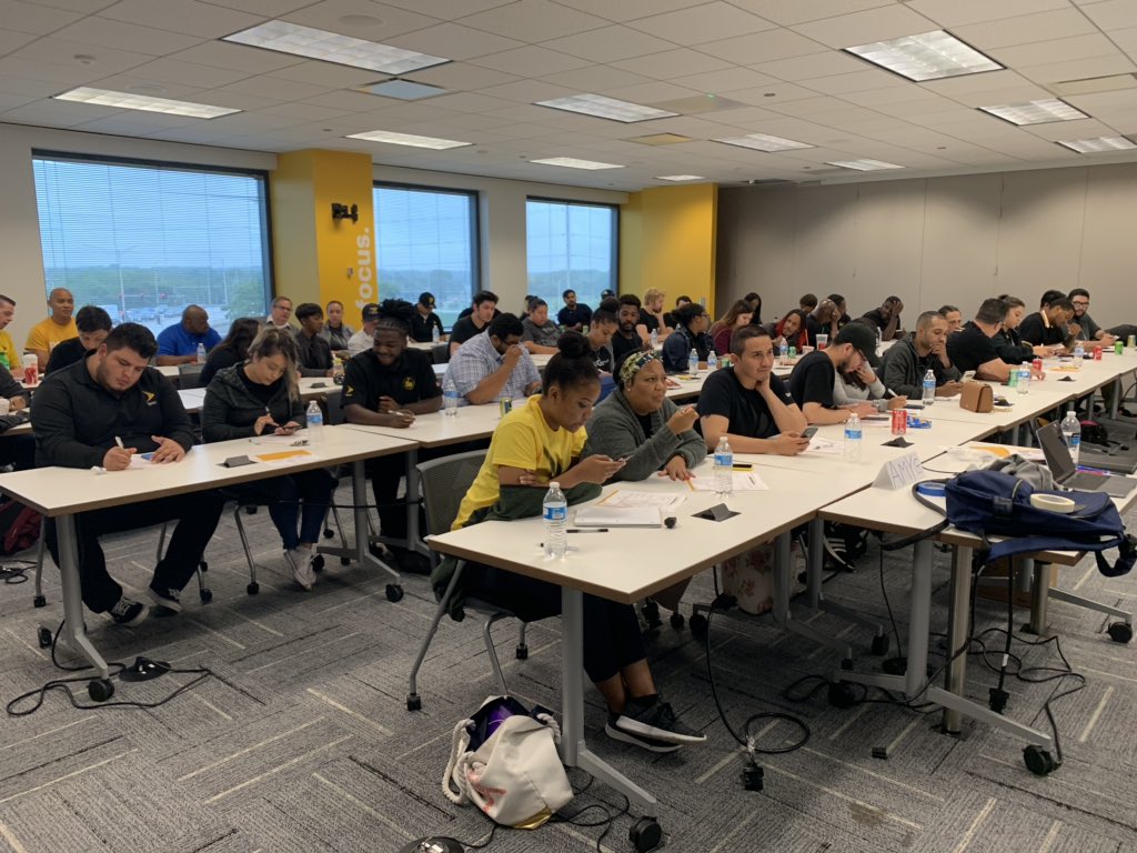 Mikeleiro's tweet photo. You know the vibes .... We in Chicago again and this time we had full support again.  #cashworkshop #chicago #windycitychamps @tracySprint @tobiastjones @Samir_fl @wireless_coach @SenorPajaro22 number 1 in the region RN... keep it up sir! https://t.co/njS5YNxkay
