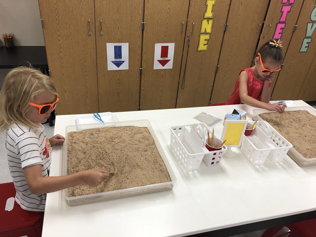 wrightscience01's tweet photo. Diggin’ day 2. The excavation continues...🦕🦖😎 #McAmuseum #museumschool #futurearchaeologists @McAHighlander https://t.co/ljlO7lgtRu