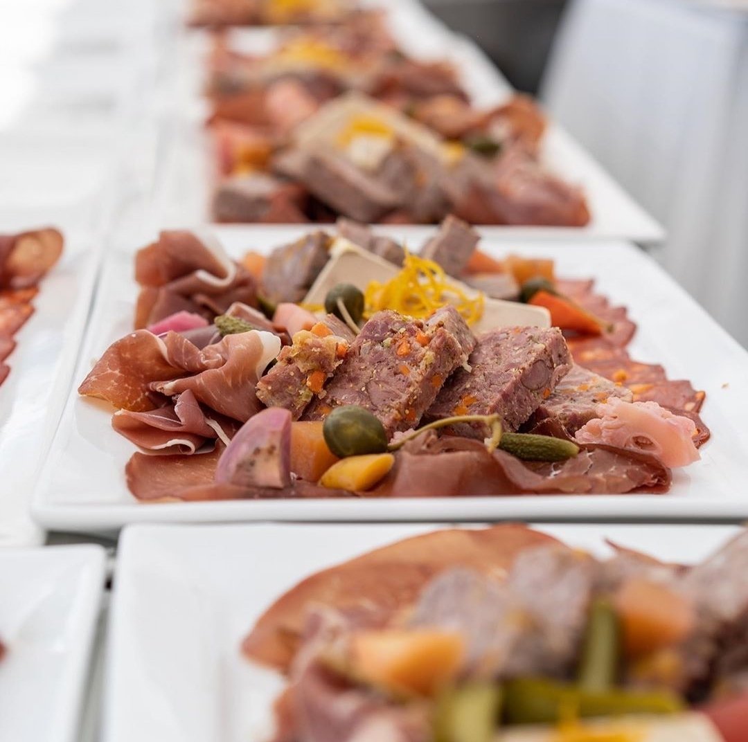 BarOso_Whistler's tweet photo. #Charcuterie for a party of 275? No problem. Chef Jorge's #meat-centric masterpieces received rave reviews at the #AraxiLongtable Dinner on Sunday! #OSOWhistler 📷: stylingdiaries via IG https://t.co/FqFbnm2l1h