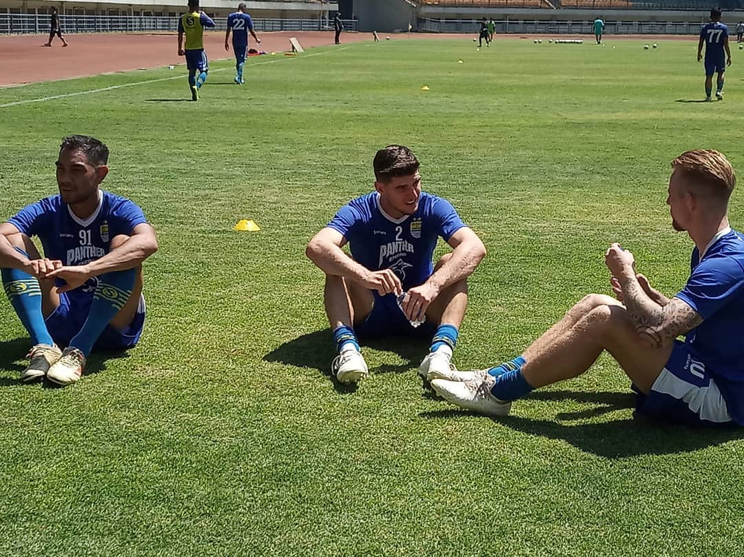 Bola_Industry's tweet photo. Trio pemain anyar @persib langsung jajal lapangan GBLA .
#GBLAforpersib
#saveGBLA https://t.co/vx3Lgiewi9