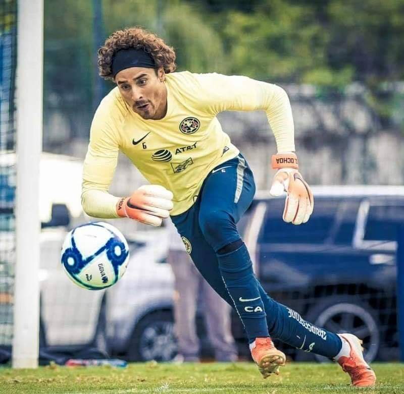 BullyingFutbol's tweet photo. ¡CONTUNDENTE! 💥👊🏼👊🏼

"Para mi las críticas son como los balones, todos se me resbalan." 

—Guillermo Ochoa https://t.co/TFbDr0yJsm