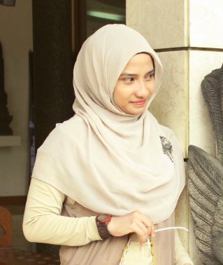 the_bLack12321's tweet photo. Karakter, Kecerdasan, Logika Berpikir, Kepedulian Terhadap Bangsa &amp; Negara, dsb,
dari 2 perempuan cantik ini,

Anda Pilih Siapa ..??? 👇👇

A. @SherlyAnnavita (Retwet)
B. @TsamaraDKI (Like) https://t.co/zeMr7RhAAn