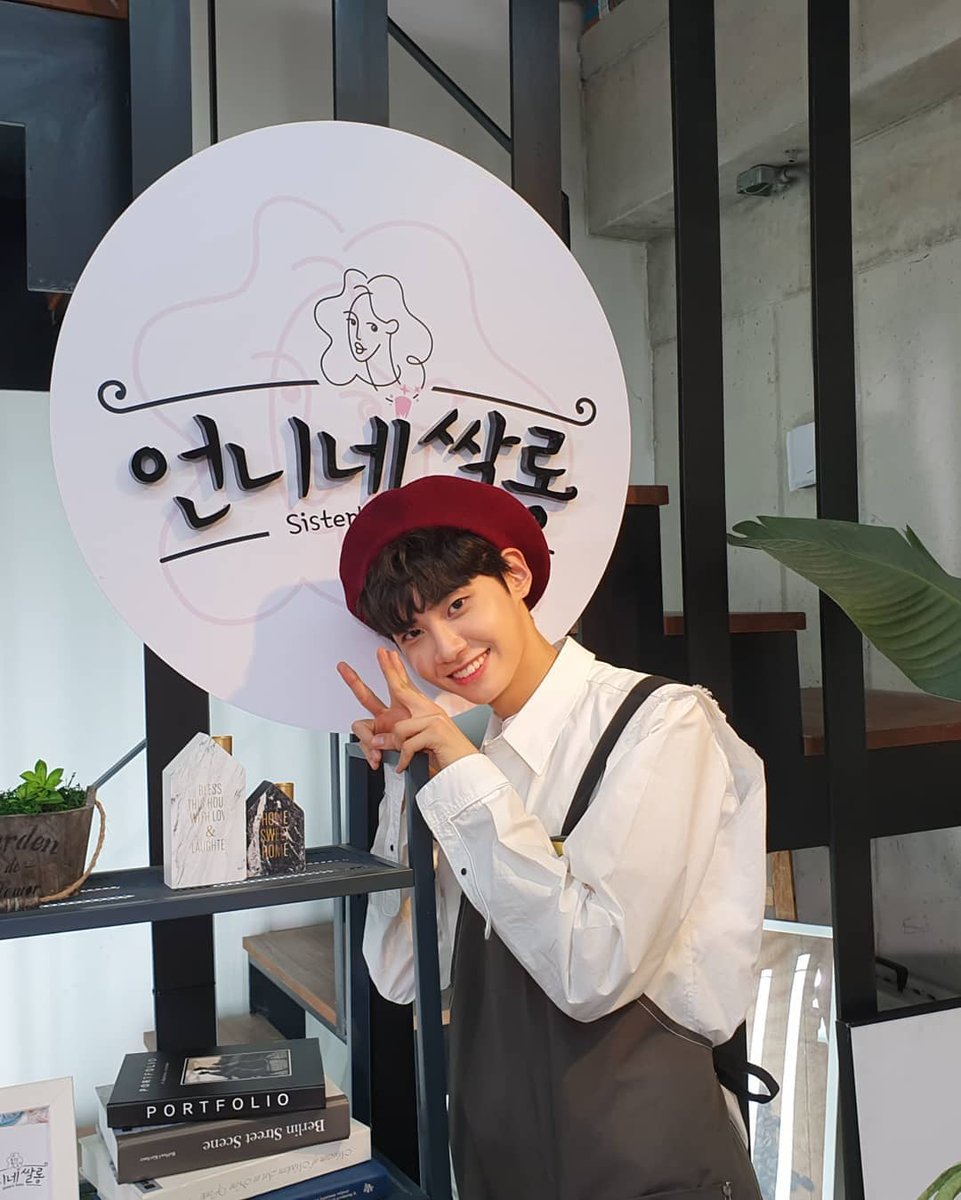 jinyeok_moon's tweet photo. 이거 완죠니 사과처럼 빨간볼 이뻐이뻐 인간 아니냐 ㅠㅠㅠㅠㅠㅠㅠㅠㅠ��ㅠㅠㅠㅠㅠㅠ 방송 들어가기 전까지는 이4배 선배님이라고 하더니 누나라니.. 역시 이진혁 붙임성 오공본드야 강력접착이야 https://t.co/UEHHu4trWK