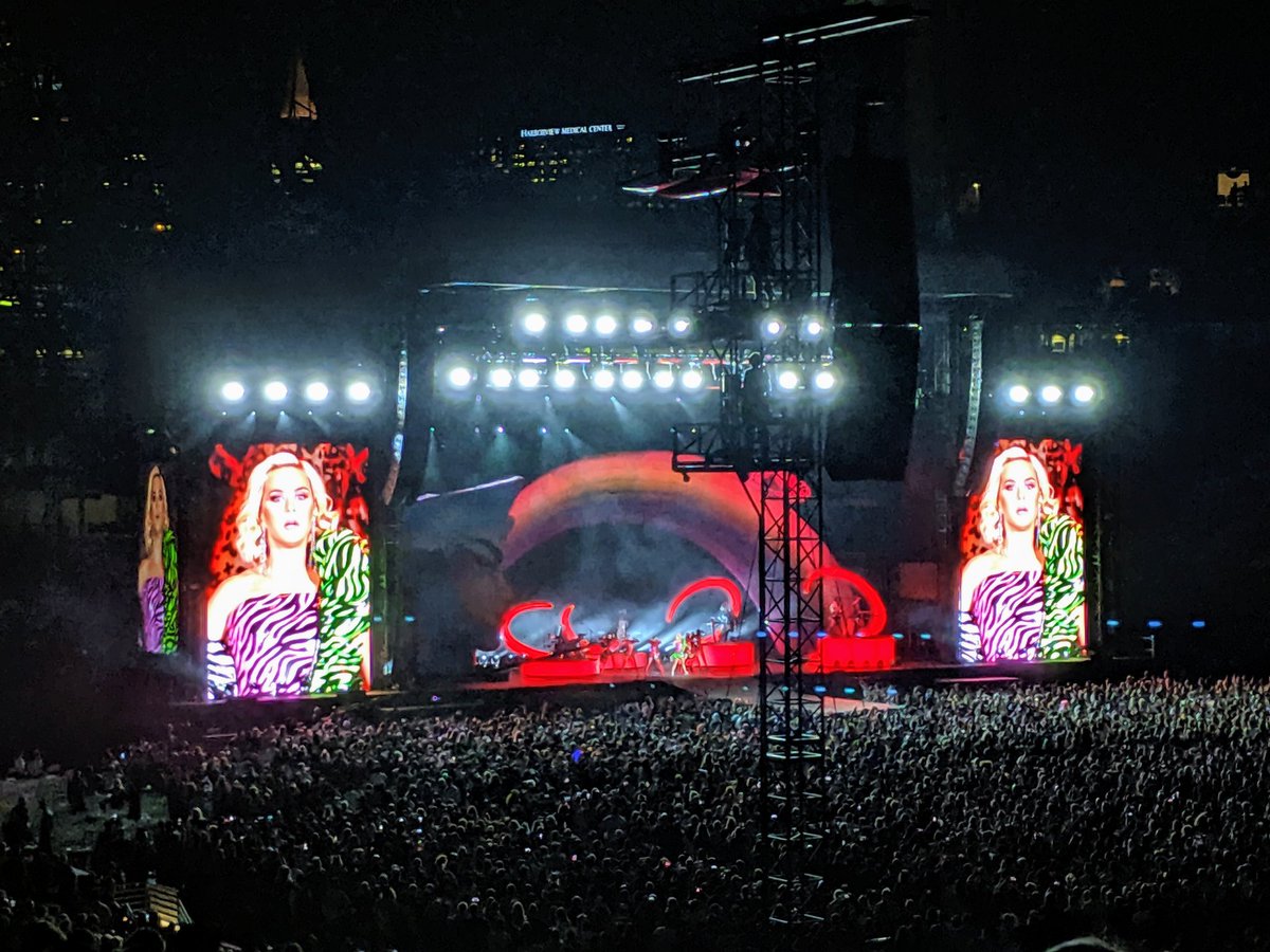 trivikram's tweet photo. The whole stadium is singing with @katyperry at #postprimedayconcert #bepeculiar https://t.co/qtzx306t7L
