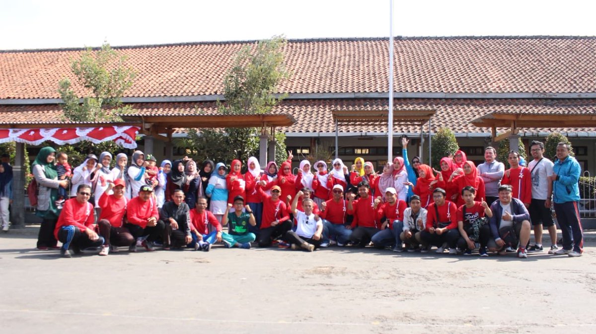 mochsofwan's tweet photo. Guru² beserta staff SMK YPPT Garut

#JalanSehatYPPTYess https://t.co/1aDFvD9eeU