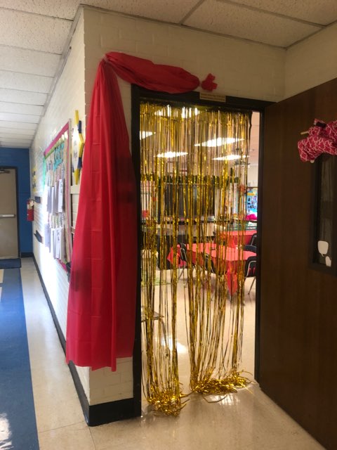 northside_of's tweet photo. Northside presents Mrs. Wright's 5th grade Hollywood Book Stars! Having a celebration for the opening of the classroom library is how the first week of school should go. #northsidebookstars #vision2020 #5thgradecanseeit #OneTeamOneMissionOneRockHill https://t.co/XAHAf1qX92
