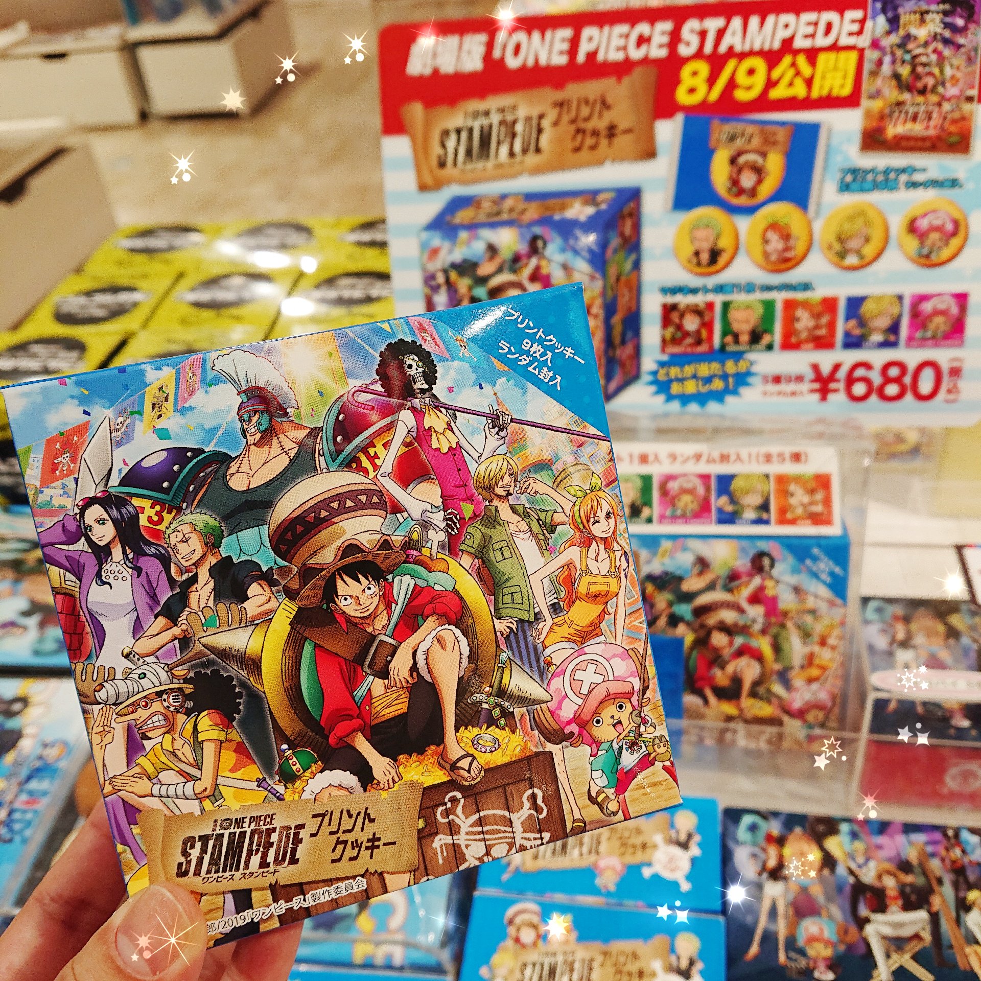 ツリービレッジ アニメ ワンピース お土産にオススメ プリントクッキー 劇場版のビジュアルを使用したboxに キャラクターがプリントされたクッキーと可愛いマグネットが1つ入っています お友達やご家族へのお土産にもぴったりですよね