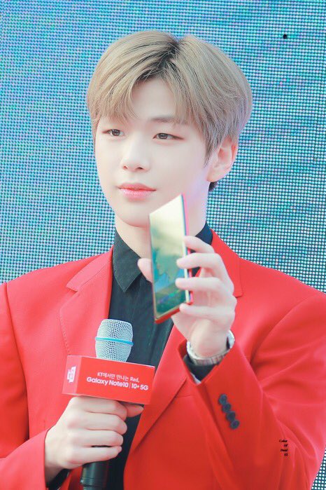 just_dani_u's tweet photo. 대한민국 넘버원 셀럽 강다니엘
190819
Let me introduce my best friend
#강다니엘 #KangDaniel #redonme
#カンダニエル #คังแดเนียล #姜丹尼尔 #КангДаниэль #녤 #KT런칭쇼 https://t.co/zMqlLzkNPQ