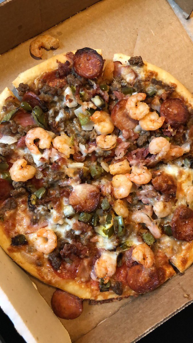 ls_ugirl's tweet photo. Power been out since 5:00 because a truck hit the power pole so I couldn’t cook 🤷‍♀️ #PizzaShack #FerdiesSpecial #CajunPizza 🤤🤤 https://t.co/AGiM1tBIbp