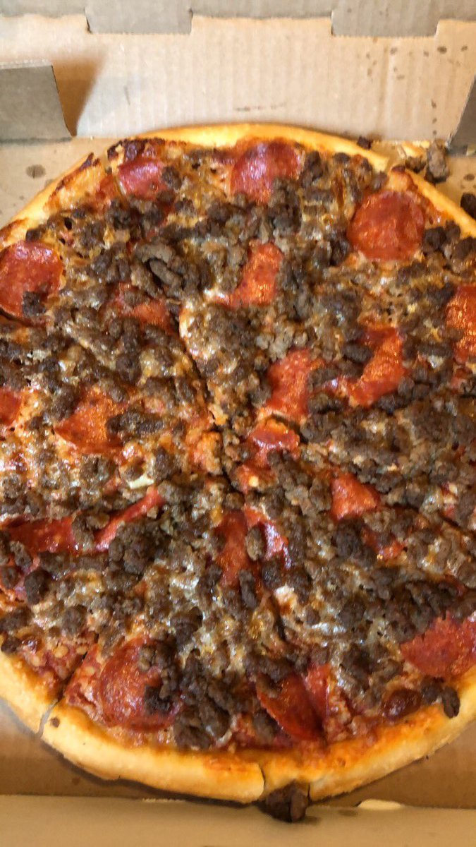 ls_ugirl's tweet photo. Power been out since 5:00 because a truck hit the power pole so I couldn’t cook 🤷‍♀️ #PizzaShack #FerdiesSpecial #CajunPizza 🤤🤤 https://t.co/AGiM1tBIbp