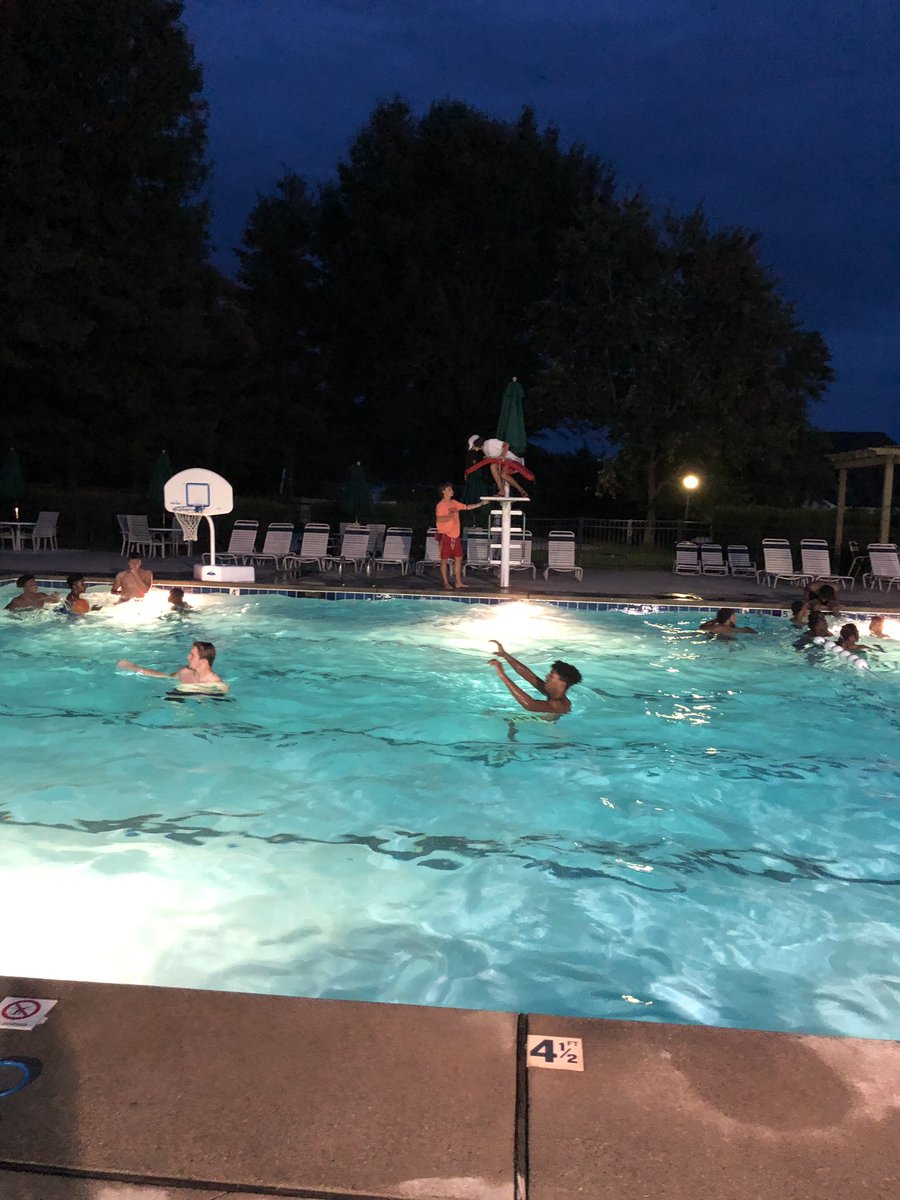 lisa_obrien2's tweet photo. Davie team building tonight at the pool! https://t.co/9SAGvrPWaA