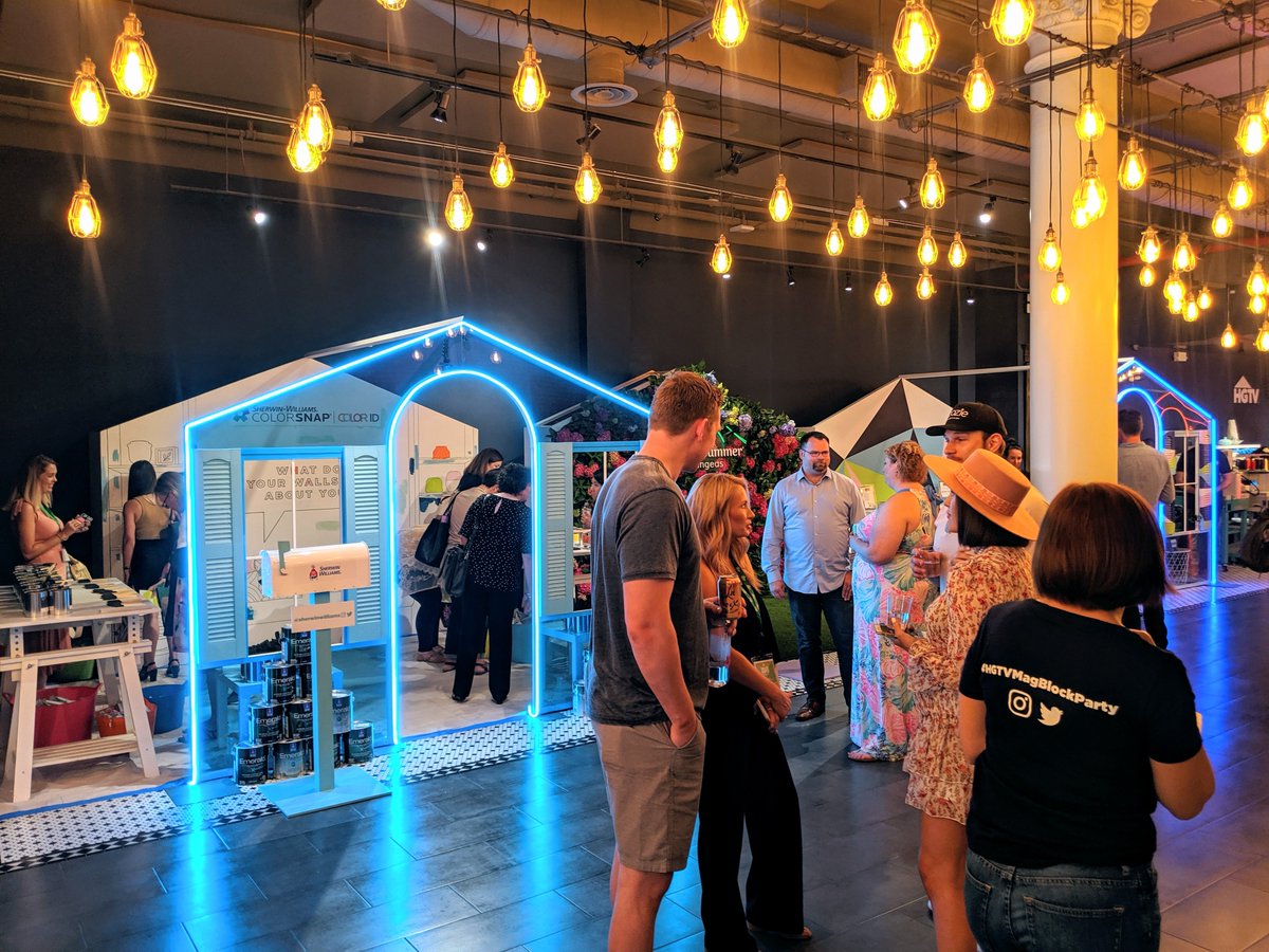 SherwinWilliams's tweet photo. Won't you be our neighbor? Our Colorsnap® Color ID mural was a hit on the DIY-borhood block. #HGTVMagBlockParty https://t.co/8zE43qIjH1