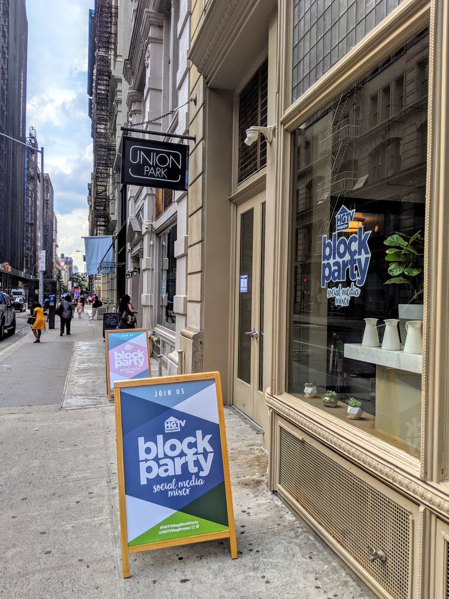 SherwinWilliams's tweet photo. Won't you be our neighbor? Our Colorsnap® Color ID mural was a hit on the DIY-borhood block. #HGTVMagBlockParty https://t.co/8zE43qIjH1