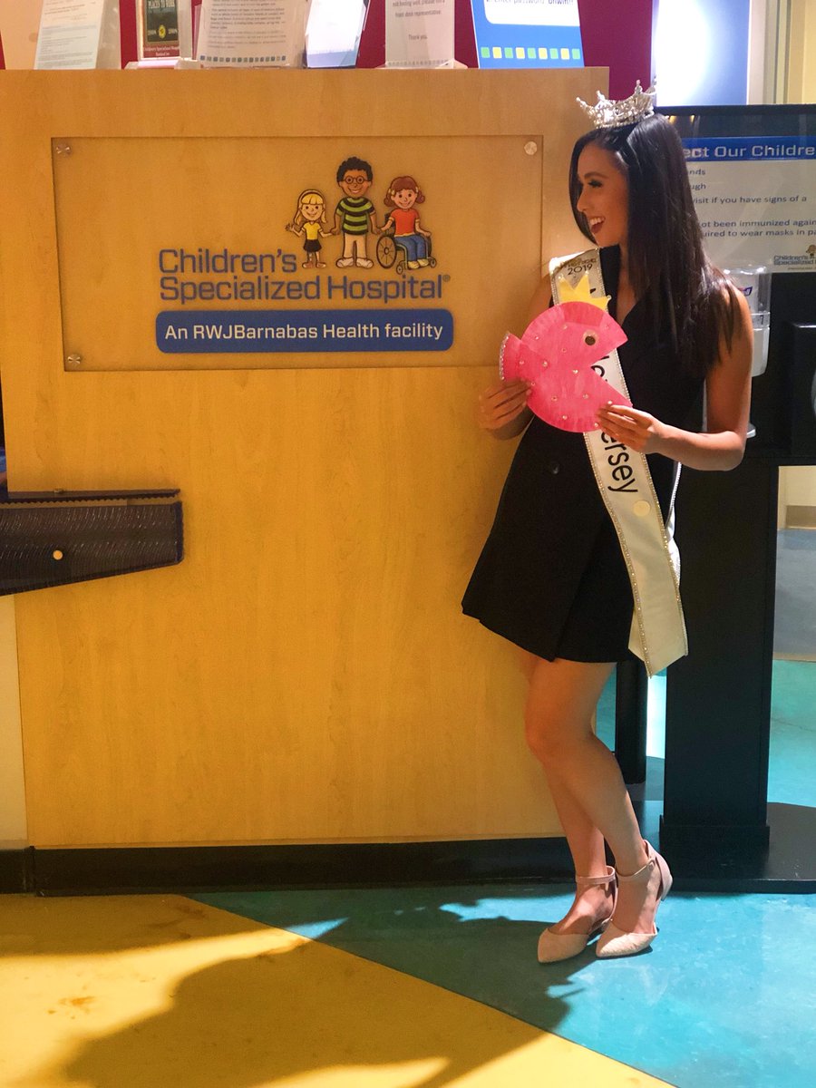 MissAmericaNJ's tweet photo. Another successful #CraftNight at @childrensspecnj @cmnhospitals is in the books! Thank you @mybellerachelle, @sam_mcconaghy, and @katyt652 for coming out and making #SparklyFish with the #Kiddos. π β¨
#MissNJ #MissAmerica #CMN #FTK #SummerCrafts #PaperPlateFish @MissAmerica https://t.co/zfSFap0Keg