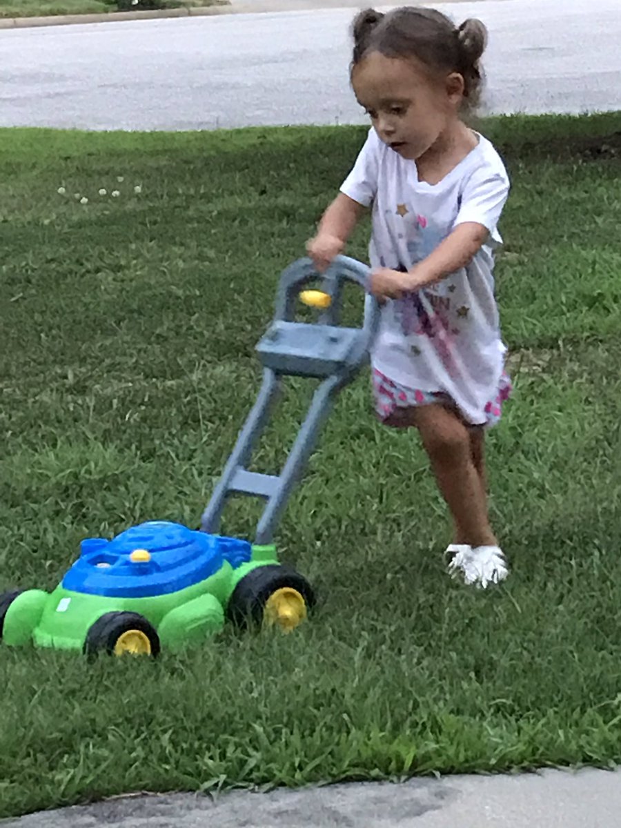 davis_fam's tweet photo. Sometimes you have to make kids do chores #BubbleMower 😂 https://t.co/XHlE0GJtTE