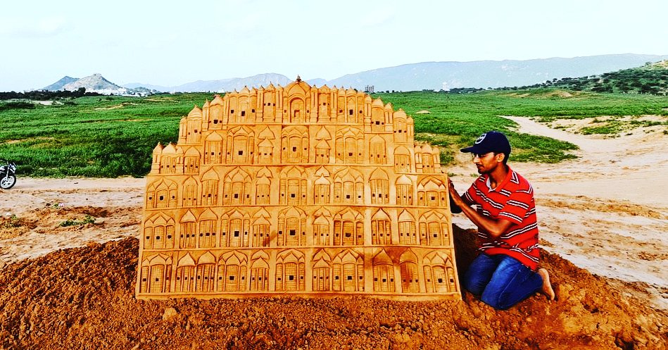 sandartistajay's tweet photo. Rajasthan welcomes you @my_rajasthan #rajasthan #hawamahal my sand art at pushkar desert. Jai hind https://t.co/fPdlKaQpH7