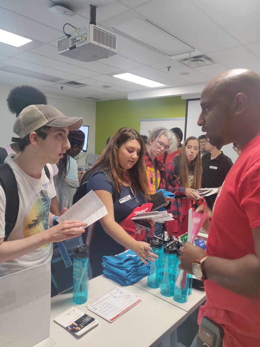 SSFSenecaYork's tweet photo. Ready, Set, Success students at the Service Fair today, interacting with SSF staff.
#SSF #SenecaCollege #ServiceFair https://t.co/OWl7A0H66i