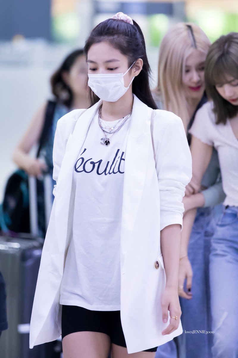 𝐌𝐈𝐋𝐊 この服相当着こなせる人間じゃない限りダサ女認定されるよね なのにジェニ様見事に着こなしてらっしゃる流石すぎます