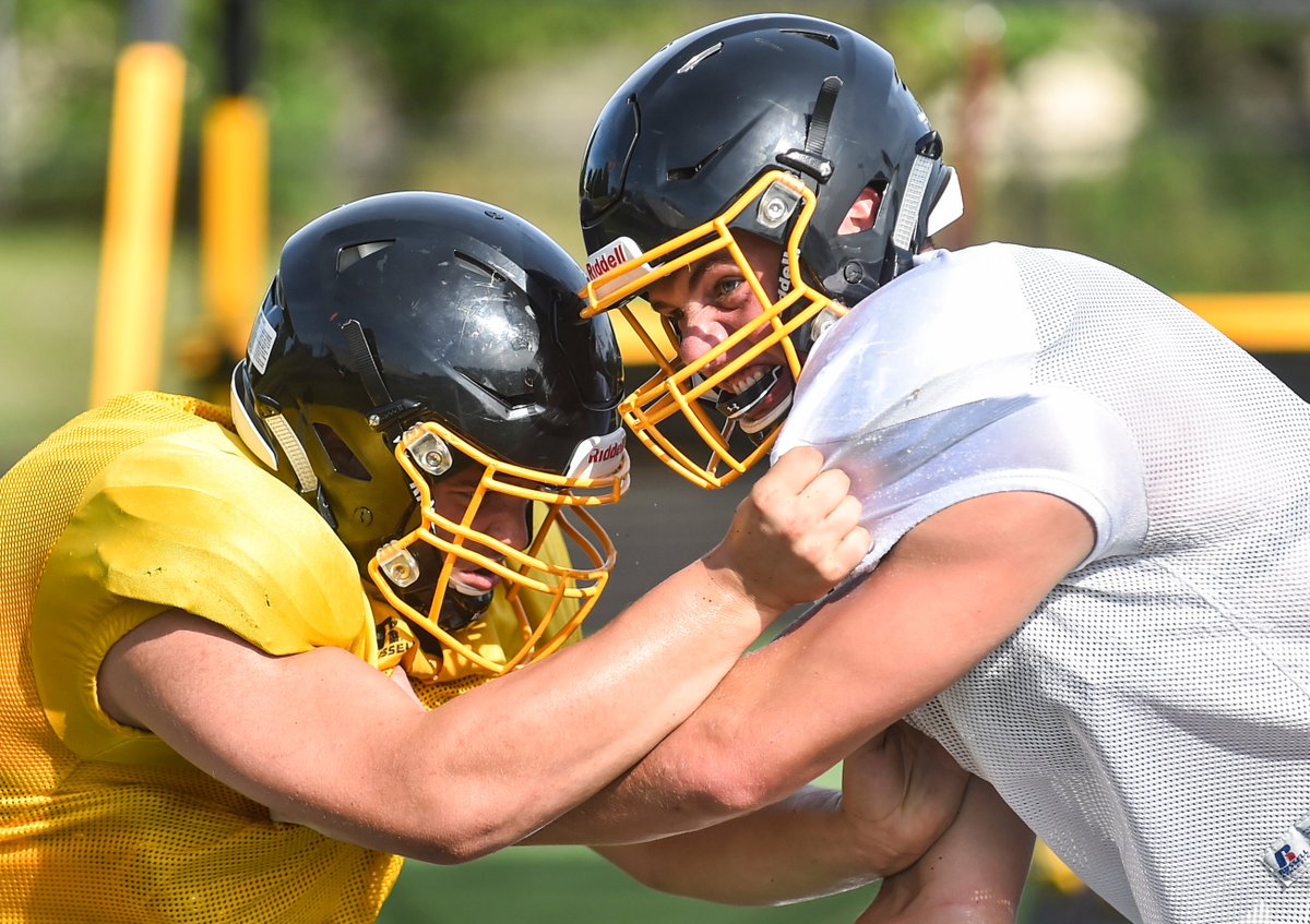 JessMGallagher's tweet image. Bettendorf football practice!

Check out the gallery here --&amp;gt; tinyurl.com/y3ucj7n7

Also, make sure to check out @mattcoss78 upcoming story!

@BettAthletic @BETTfootball @bettendorf @u_bett @bhspride