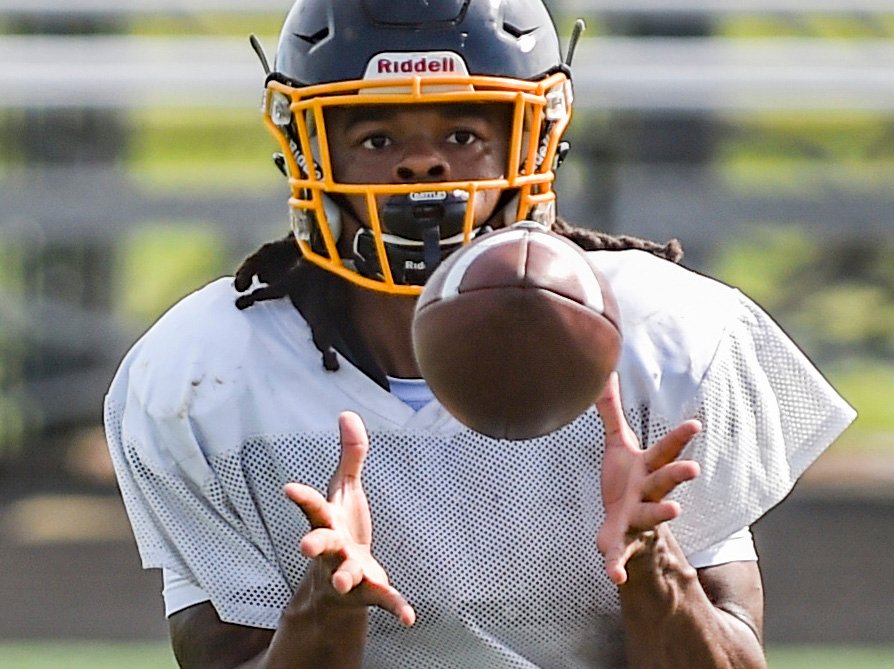 JessMGallagher's tweet image. Bettendorf football practice!

Check out the gallery here --&amp;gt; tinyurl.com/y3ucj7n7

Also, make sure to check out @mattcoss78 upcoming story!

@BettAthletic @BETTfootball @bettendorf @u_bett @bhspride