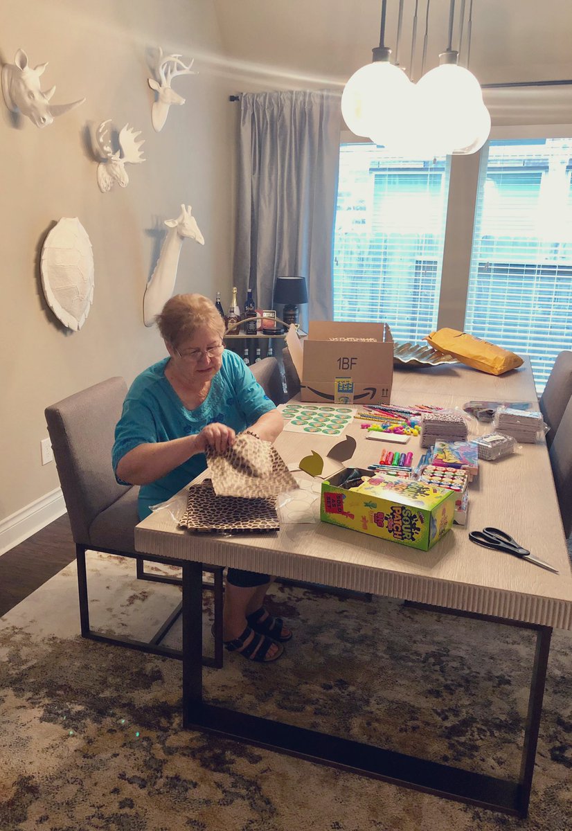 MikoVazkez's tweet image. No matter how old you are when you need help you can always call mami. Lol 😂 #cheetahmom #gettowork #gracias