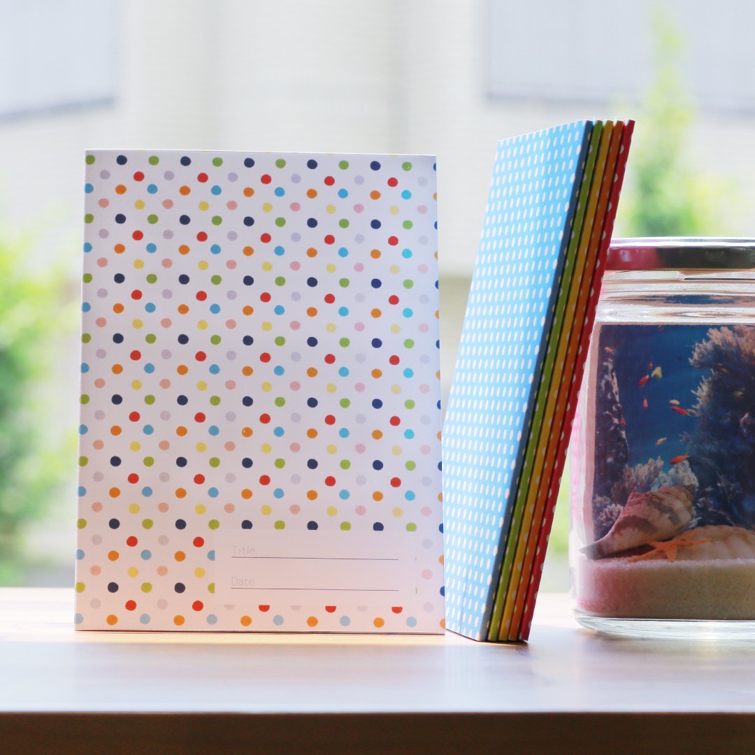 Primii プリミィ 公式 スマホでかんたん格安写真プリント 6月にリリースしたドット柄フォトブックです カラーバリエーションのあるフォトブックは並べてみると綺麗で集めたくなりますね フォトスタンドは 以前ご紹介したプリミィのましかくプリントで