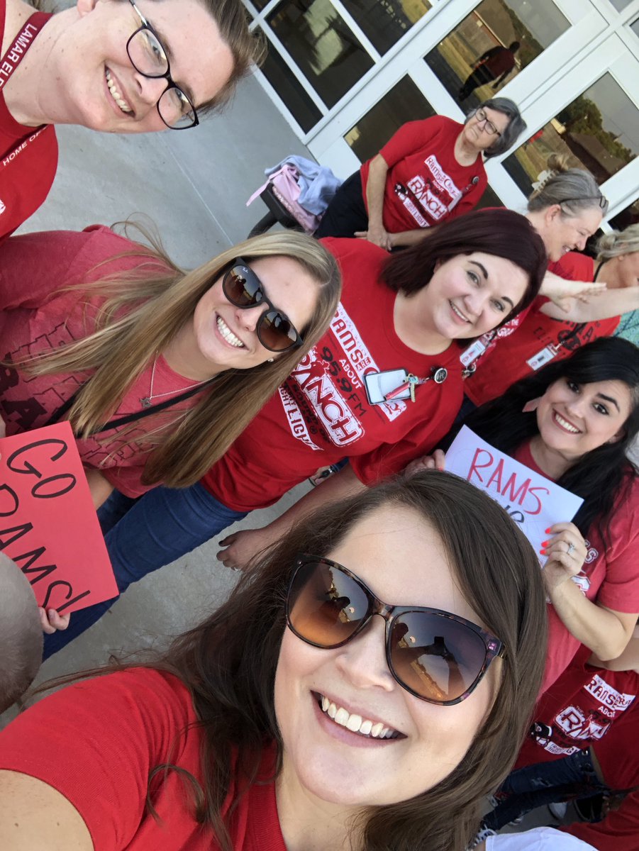 Bailey2706's tweet photo. Mineral Wells Rams loves The Ranch. #mwrams #soundoftexas #theranch #FridayNightLights #patgreen https://t.co/jmUOxkvMqg