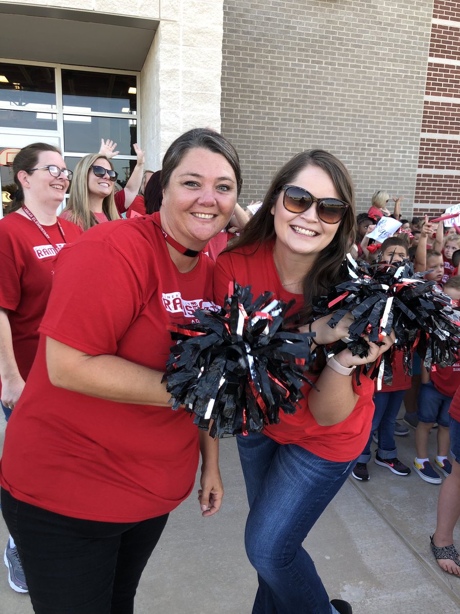 Bailey2706's tweet photo. Mineral Wells Rams loves The Ranch. #mwrams #soundoftexas #theranch #FridayNightLights #patgreen https://t.co/jmUOxkvMqg