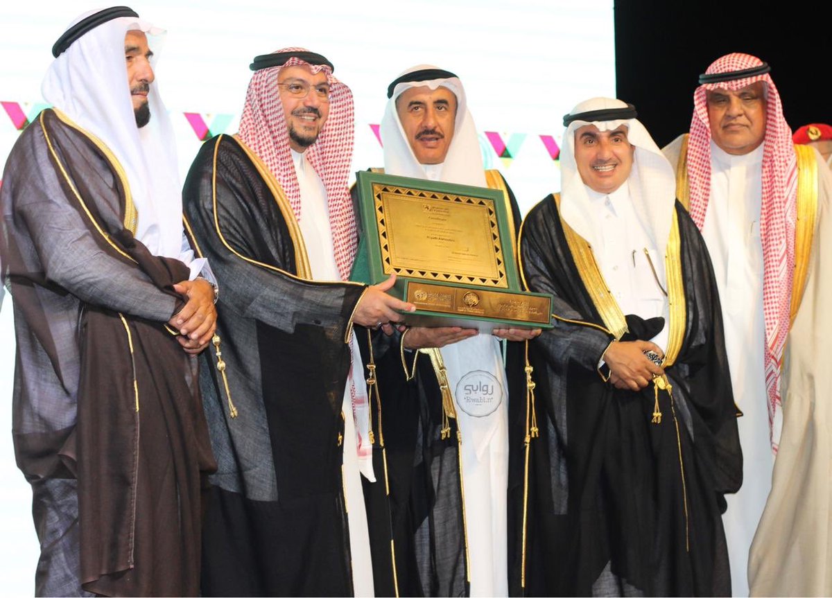 Rwabi_n1's tweet photo. اثناء تسليم محافظ رياض الخبراء وأهالي المنطقة  نسخة تذكارية من شهادة اعتماد محافظة رياض الخبراء مدينة صحية بعد تصنيفها من قبل #منظمة_الصحة_العالمية . #مهرجان_تمور_رياض_الخبراء40 #تمور_رياض_الخبراء #رياض_الخبراء #رياض_الخبرا #روابي_النهير https://t.co/CErg5yq3NA