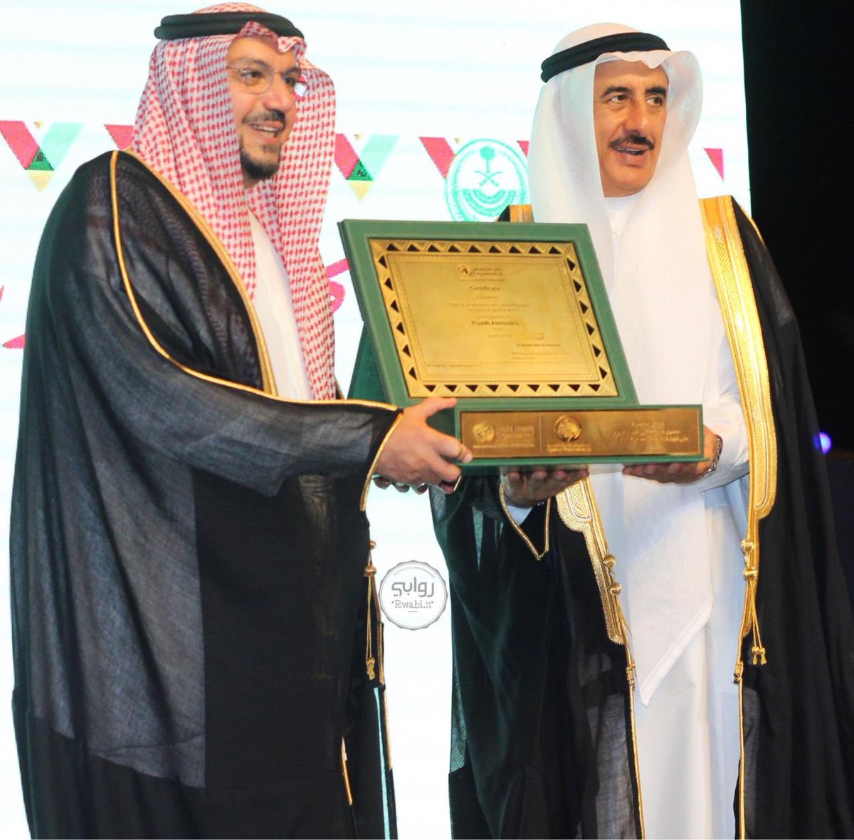 Rwabi_n1's tweet photo. اثناء تسليم محافظ رياض الخبراء وأهالي المنطقة  نسخة تذكارية من شهادة اعتماد محافظة رياض الخبراء مدينة صحية بعد تصنيفها من قبل #منظمة_الصحة_العالمية . #مهرجان_تمور_رياض_الخبراء40 #تمور_رياض_الخبراء #رياض_الخبراء #رياض_الخبرا #روابي_النهير https://t.co/CErg5yq3NA