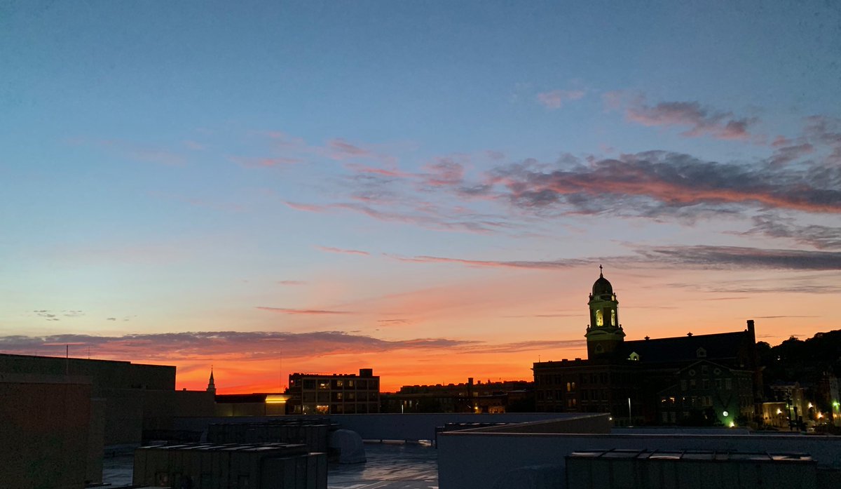 Hardrock_Cincy's tweet photo. Look up! #TuesdayTips Isn’t this sky breathtakingly beautiful? 9:00pm atop the #casino garage overlooking the ⁦@BellEventCentre⁩ ⁦@CincinnatiOhio⁩ #sunset https://t.co/RKSPeQ0bEt