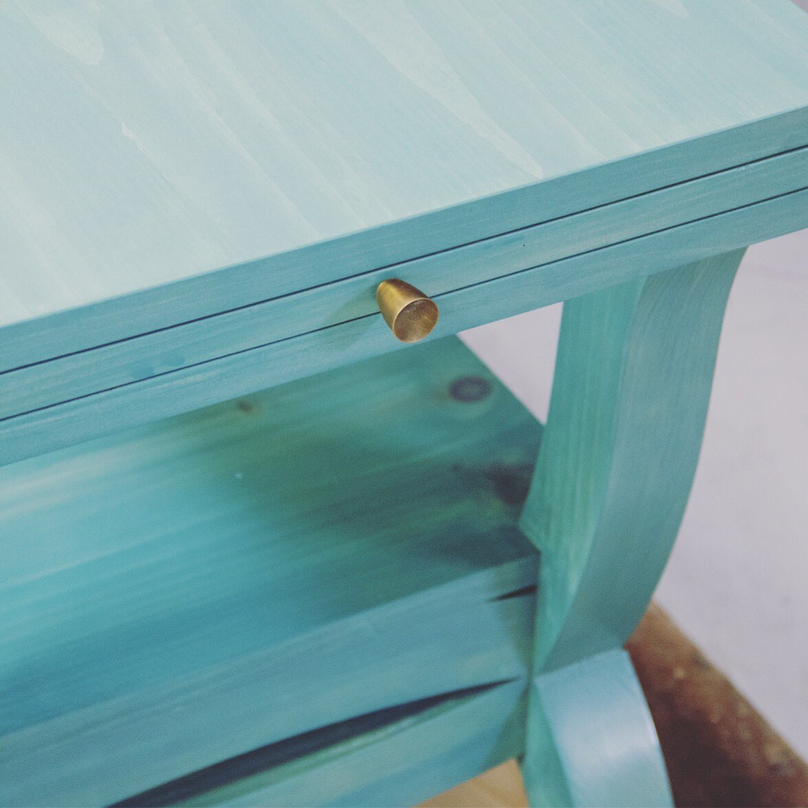 KindelFurniture's tweet photo. Sneak Peek! Kindel Grand Rapids is introducing a new finish this fall @HPMarketNews
.
.
#kindelgrandrapids #hpmkt #200Steele #madeinmichigan #handfinishing #luxuryoptions #craftsmanship #luxuryfurniture #designdetail #interiordesign https://t.co/IXGChMjZoT