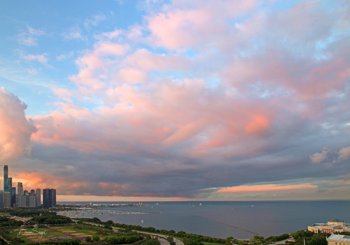 SiegelBrian's tweet photo. Beautiful colors tonight in #Chicago over #LakeMichigan, @NavyPier, #GrantParkChicago, @MaggieDaleyPark, #Monroeharbor, and the @shedd_aquarium 
#sunset #sunsetchicago #Weather https://t.co/2Nv1W9g3aG