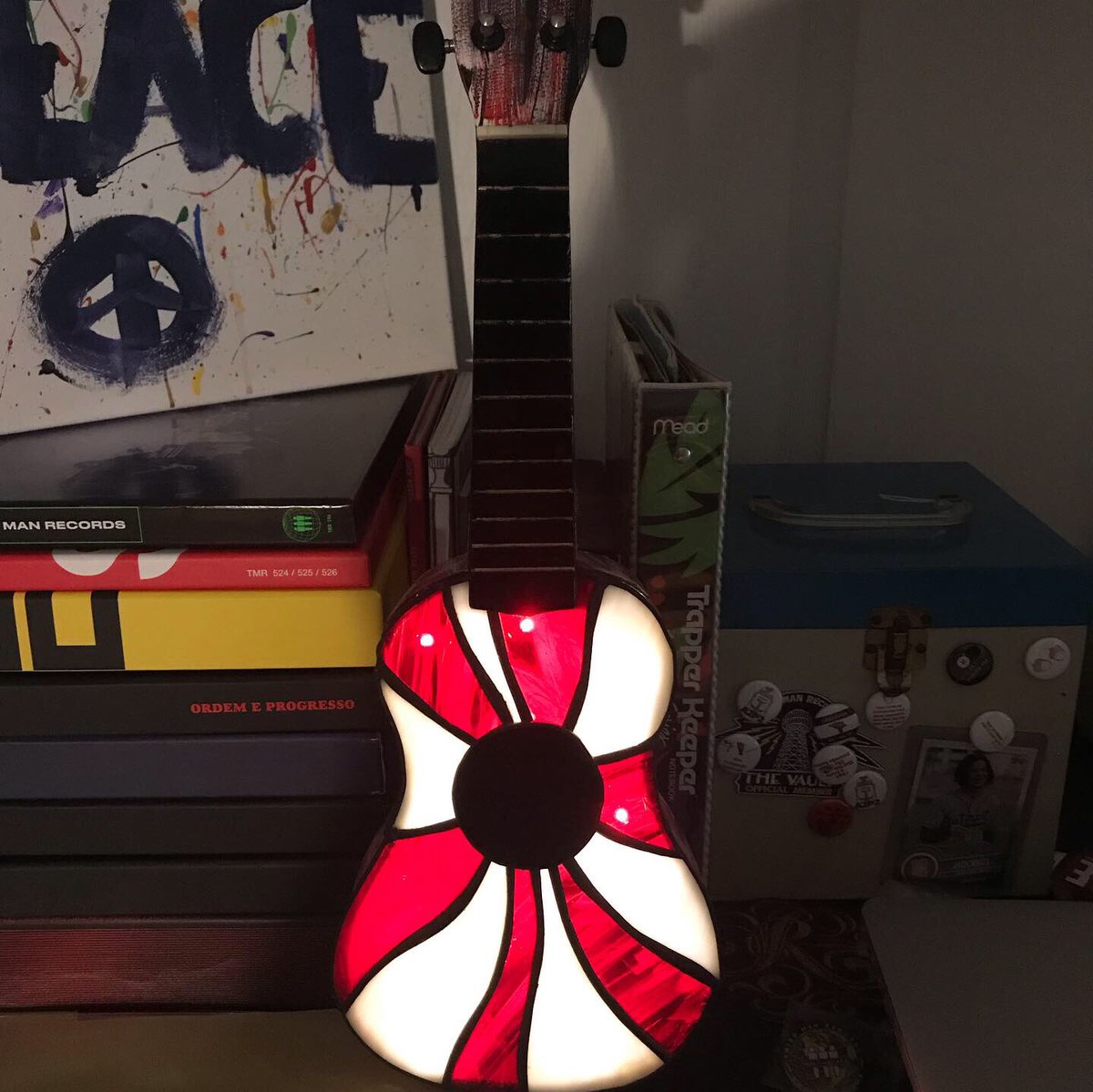 BrendaRm26's tweet photo. Amazing gift from the fam! #thewhitestripes #megwhite #JackWhite #stainedglass https://t.co/JqvuCTPMY7