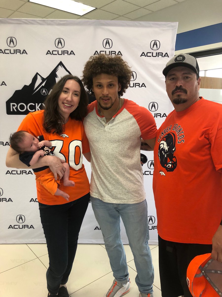 HeatherNicKelly's tweet photo. I’m a Bears fan (since I’m from IL), but this guy has had me watching the Broncos for awhile now. #legend https://t.co/L8YOA1jSvl