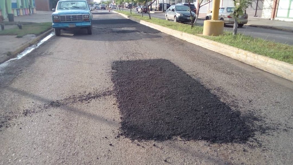 BarretoSira's tweet photo. #20Agosto #Anzoátegui También cumplimos con la cuadrilla Tapa Huecos en Av. Ejército #Barcelona y en intersección con Central Madeirense. Vecinos de Las Casitas, Nva. Barcelona, Ingenio, La Encantada y los que diariamente transitan por esta vía, atendí sus solicitudes ¡Seguimos! https://t.co/lU0gbWZRSJ