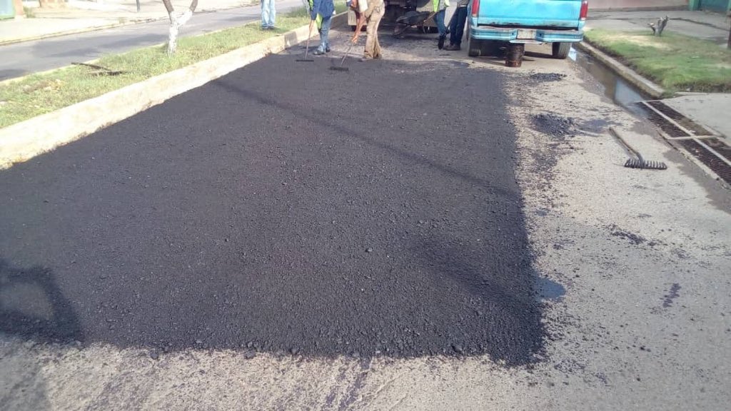 BarretoSira's tweet photo. #20Agosto #Anzoátegui También cumplimos con la cuadrilla Tapa Huecos en Av. Ejército #Barcelona y en intersección con Central Madeirense. Vecinos de Las Casitas, Nva. Barcelona, Ingenio, La Encantada y los que diariamente transitan por esta vía, atendí sus solicitudes ¡Seguimos! https://t.co/lU0gbWZRSJ