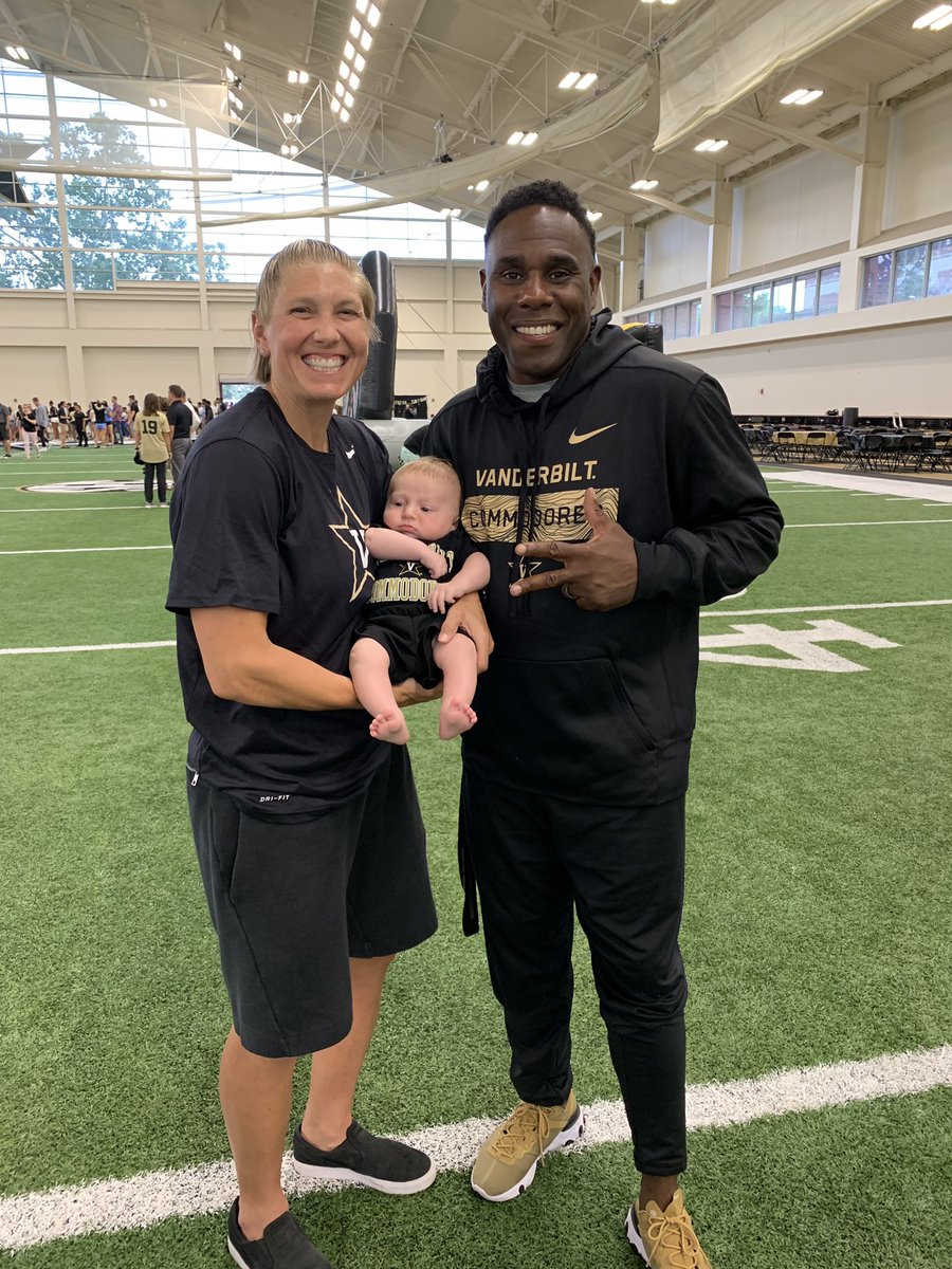 kkomara3's tweet photo. Thanks @CoachDerekMason for visiting with our newest Commodore! Proud to call you our Coach!! #Hudsonwassoexcited #okmaybeiwas #welovefootball #saturdaysinthefall https://t.co/oTVAVrmGkz