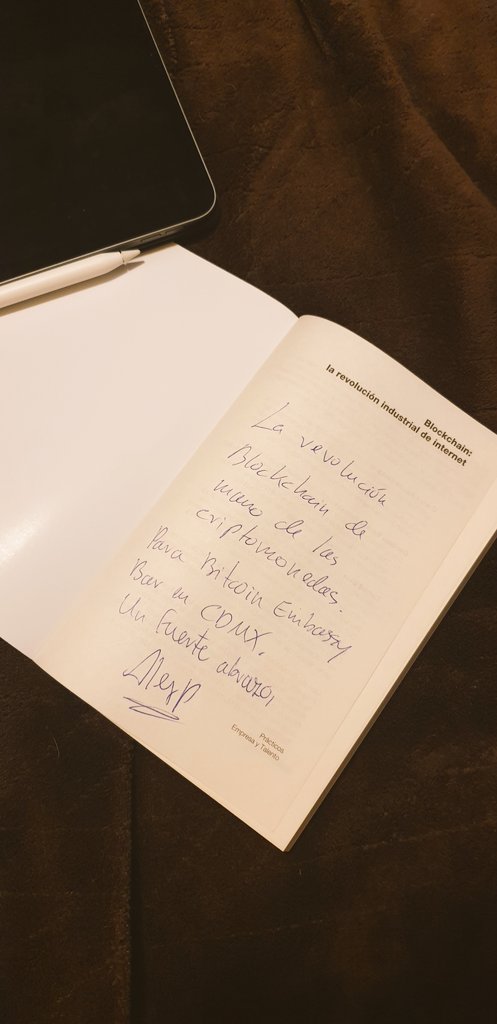 Una de las cosas que amo de <a href="/bitcoinemb/">Bitcoin Embassy Bar</a> es su comunidad, hoy recibimos de parte de <a href="/AlexPreukschat/">Alex Preukschat</a> <a href="/josepbusquet/">Josep Busquet</a> y <a href="/JoseAngelARES/">Ares✏</a>  estos increíbles libros genialmente autografiados, desde #Madrid,mil gracias! serán atesorados y exhibidos mañana, hoy, sólo serán leídos por mí 😍📖