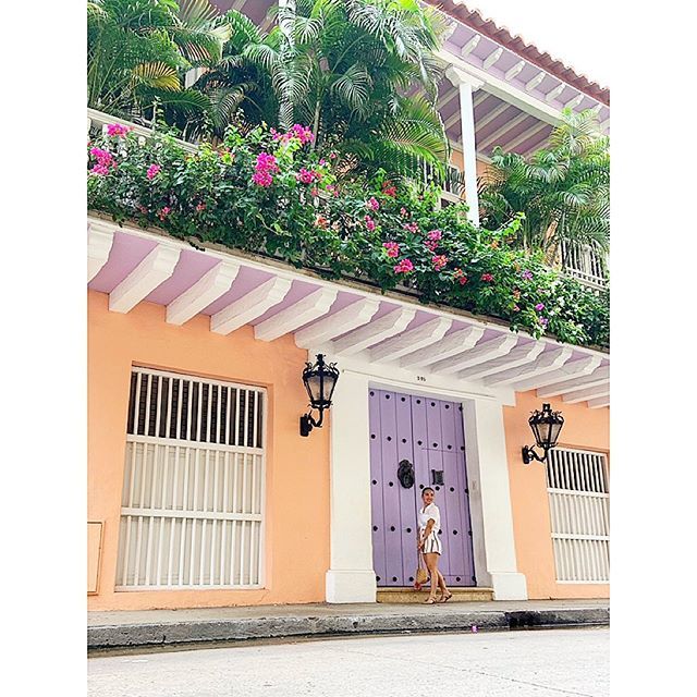 The walled city is a beautiful colonial city filled with large doors and bright colors. Can I move in please? #5thavenueweddings .
.
.
.
.
#cartagenaweddings #cartagenacolombia #bride #wedding #nyc #Cartagena #colombia #nyweddingplanner #nycweddingplanne… ift.tt/2Z6UG5l