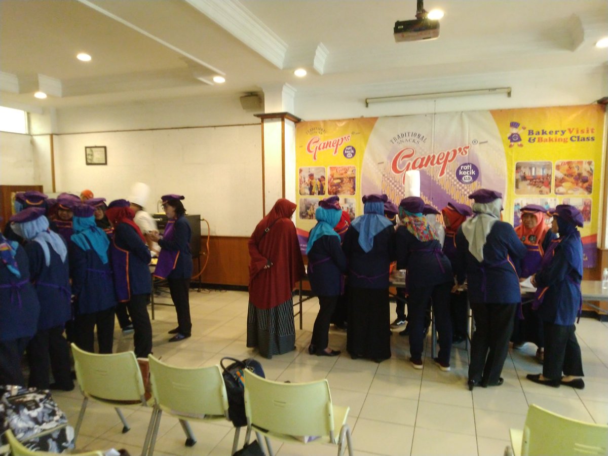 Senang sekali hari ini bareng BKD prop Jateng , belajar bikin roti manis dan donat ..seperti apa hasilnya ?...
..segera nanti di-posting lagi ya gaes ..

#bakingcookingclass
#ganeptradisisolo
#wisataedukasi 
#kotasolo