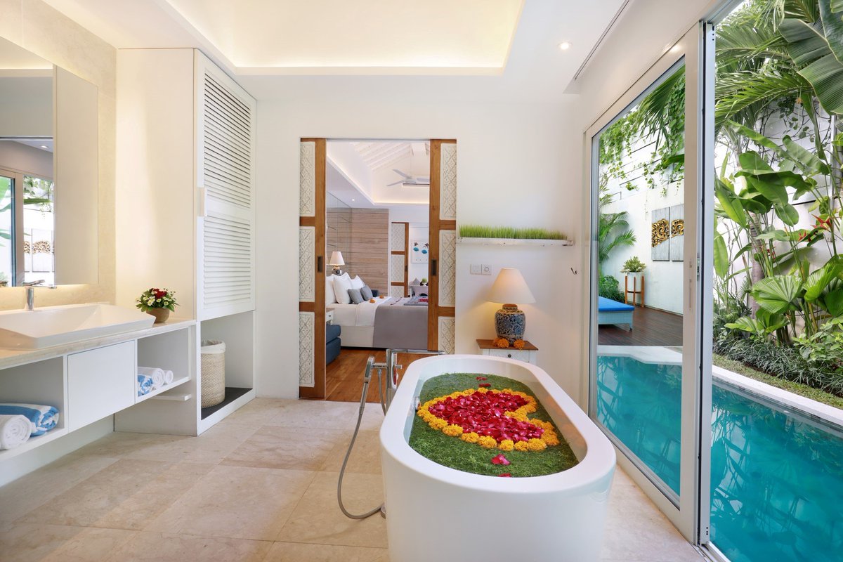 Romantic flower petals decoration on bathtub at Aleva Villa.
#luxuryvilla #romanticvibes #romanticsurprise #romanticvilla #honeymoonvilla #couplegoals #honeymoonvibes #bali #indonesia #international #privatevilla #privatepoolvilla