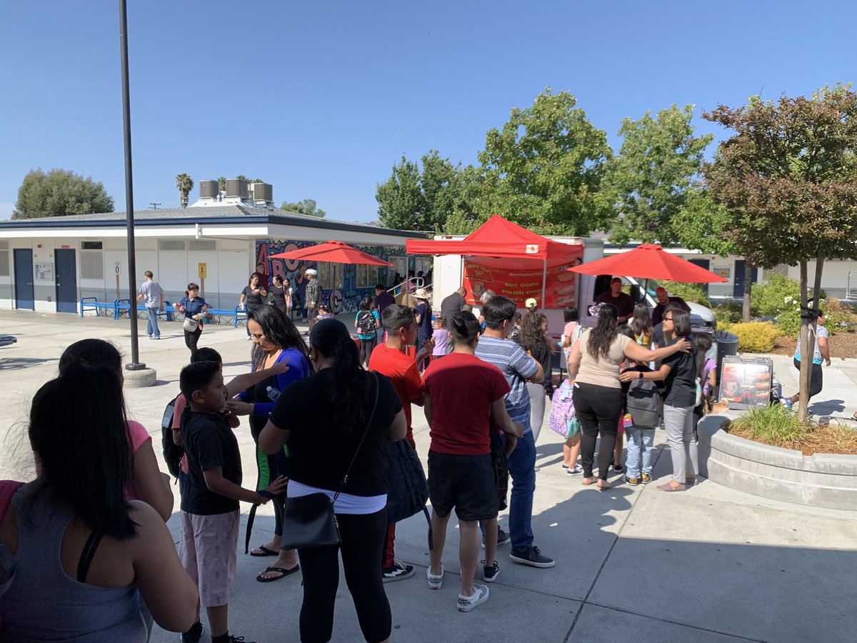 karmstrongPBL's tweet photo. Back to School BBQ was a great success! So thankful to our families, community partners and faculty for keeping this @KSmithSchool tradition alive! @EvergreenESD @emyflores5 https://t.co/CScBd2R4xI