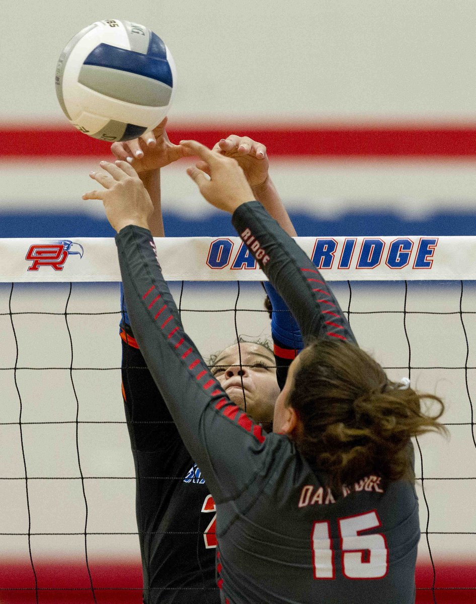 📷: Grand Oaks (<a href="/grandoaksvb/">Grand Oaks Volleyball</a>) tops Oak Ridge (<a href="/TheRidgeVBall/">Oak Ridge Volleyball</a>) in four to kick off rivalry, from <a href="/Maskulinski/">Melissa Maskulinski</a>. dlvr.it/RBb4yq