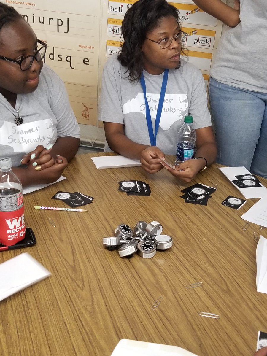 lweistrigg's tweet image. Working together on our #lockchallenge @SumnerSeahawks
